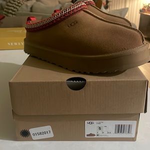 Ugg tazz chestnut slippers youth 5/ women's 7